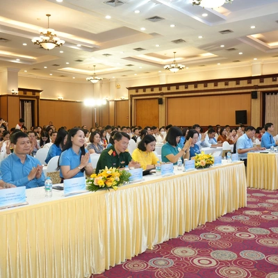 HAI CÔNG ĐOÀN VIÊN VÀ HAI CHÁU CON VIÊN CHỨC TRƯỜNG ĐẠI HỌC DƯỢC HÀ NỘI ĐƯỢC CÔNG ĐOÀN Y TẾ VIỆT NAM BIỂU DƯƠNG